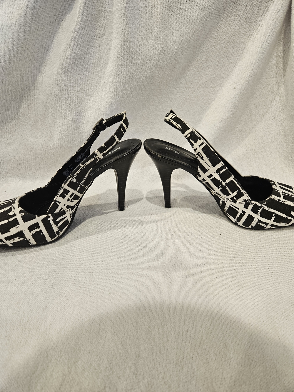 Apt. 9 Arden Black & White Graphic Slingback Peep-Toe Heels 6 - Picture 6 of 9